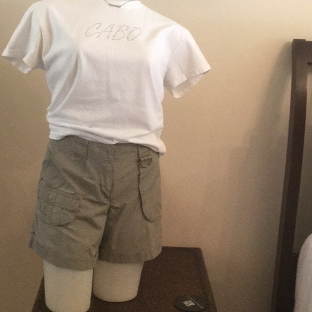 Kenneth Cole Cargo Shorts. - Picture 2 of 8